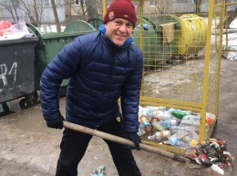 8 марта зам. руководителя ОСМД «Радуга-Центр» навел порядок возле мусорки