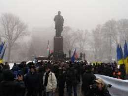 В Киеве у памятника Шевченко проходит митинг за отставку Порошенко: протестующие прорвались за оцепление