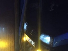 В Днепре пьяный таксист, убегая от патрульных, врезался в ворота дома (ФОТО)