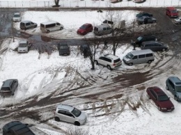 Пустырь вместо парка: киевляне критикуют "парковку" на Березняках