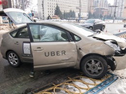 Появилось видео, как BMW на бешеной скорости подрезал такси Uber в центре Киева