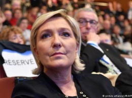 Правые популисты во Франции переименуют "Национальный фронт"