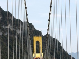 В Китае открыли пешеходный стеклянный мост на высоте 2 километров