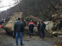 ЧП на Закарпатье: огромная скала обрушилась на проезжую часть. ФОТО