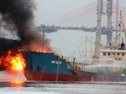Взрыв и сильный пожар деформировали корпус танкера с бензином во Вьетнаме (фото)