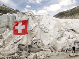 В Швейцарии льды накрывают огромными одеялами. Еще не поняли, зачем?