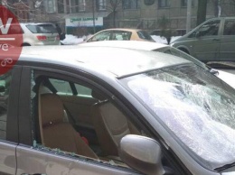 В Киеве огромная глыба льда растрощила BMW (фото)