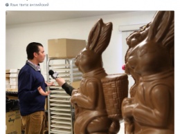 Трампа-младшего высмеяли в соцсетях за беседу с шоколадным зайцем
