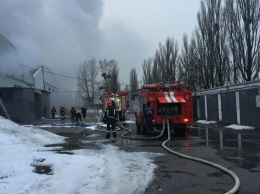 Опубликовано видео, как столичные спасатели боролись с огнем в здании на Нивках