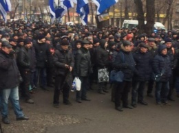 В Кривом Роге сотни работников промышленного гиганта вышли на митинг (ФОТО)