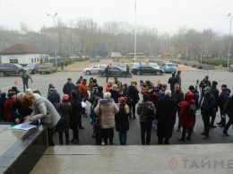 Семьи погибших правоохранителей просят помощи у Степанова и Урбанского