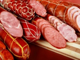 В магазине колбаса хранится прямиком на полу (ФОТО)