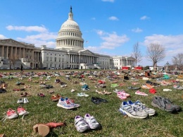 Перед Капитолием выставили семь тысяч пар обуви в память о застреленных детях