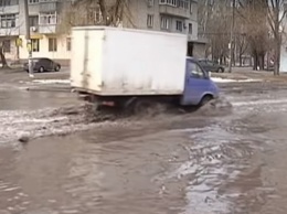 Днепряне готовят надувные лодки: стихийные озера на дорогах города