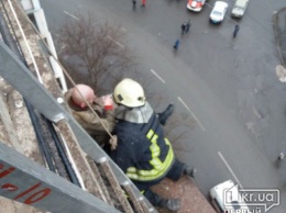 Криворожанина, который «вышел покурить» на крышу многоэтажки, снимали спасатели