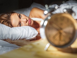 Эксперт рассказал о влиянии еды и гаджетов на качество сна