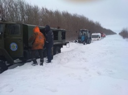 В Марковском районе скорая помощь смогла доехать к пациентке только благодаря вездеходу и спасателям (Фото)