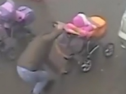 Одесский врач на улице потерял кошелек и сразу же помог маме с коляской (ВИДЕО)