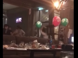 Посетители и официанты устроили поединок на стульях в баре (видео)