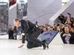 Лавров упал на колени прямо на сцене: опубликовано видео