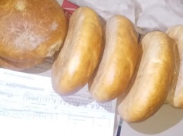 В Мариуполе поставщики ночью оставили хлеб для детей на скамейке возле детсада (ФОТО)