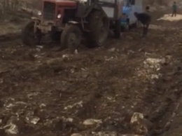 В Ивано-Франковской области застрявшую на дороге маршрутку вытаскивали трактором