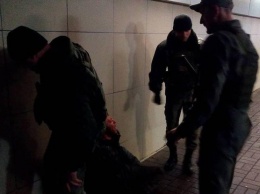 В Киеве бомж набросился с ножом на девушку с ребенком (видео)