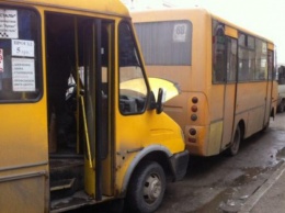 ДТП в центре Запорожья: водитель автобус замечтался и протаранил маршрутку