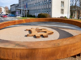 Словенский город представляет первый в мире публичный памятник биткоинов