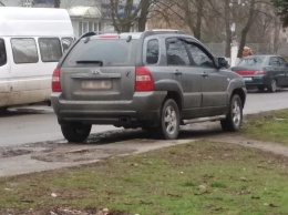 С неправильно припарковавшимся водителем херсонец пытался разобраться с помощью "розочки"