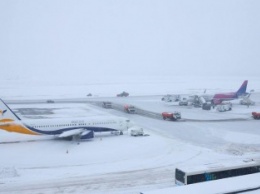 Несмотря на снегопад, Борисполь и Жуляны продолжают работать. МАУ отменила ряд рейсов