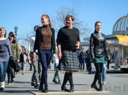 День святого Патрика в Одессе: фанаты Ирландии сплясали степ у Дюка и прогулялись по Дерибасовской