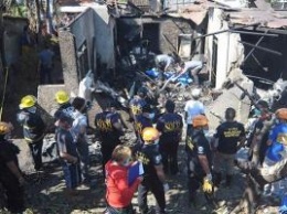 На Филиппинах самолет, рухнувший на жилой дом, убил целую семью