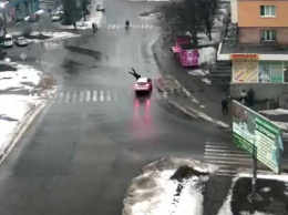 ВИДЕО ДТП на Днепропетровщине: в Каменском автомобиль на «зебре» сбил пешехода