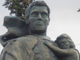 "Больше не наливать": сеть испугал кошмарный памятник в Крыму