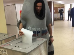 В России на избирательный участок пришел человек-ракета