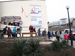 Педагоги, строители, вожатые голосуют на участке в "Артеке"