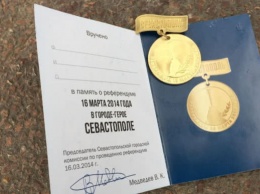 В Севастополе за голосование раздают медальки и сладости