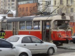 В Киеве столкнулись трамвай и грузовик (ФОТО)