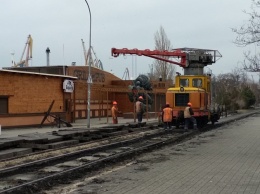 В Бердянске ремонтируют железнодорожную дорогу