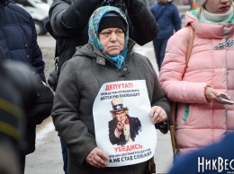 Жители Николаева собрались под мэрией требовать от депутатов не выбрасывать собак на улицы после отлова