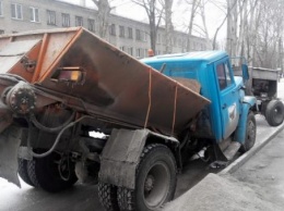 В Запорожье грузовик сложился пополам (Фото)