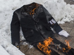 На Майдане активисты сожгли чучело Путина