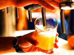 Бельгийский бар принял меры против воровства бокалов туристами