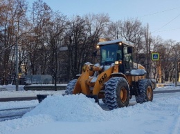 В Днепре коммунальщики устраняют последствия снегопада