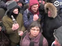 В Киеве у посольства РФ радикалы издевались над пожилой россиянкой (видео)