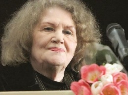 Лине Костенко исполнилось 88 лет: знаменитые украинцы декламируют стихи великой поэтессы. ВИДЕО