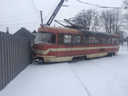 В Запорожье трамвай сошел с рельсов и протаранил забор