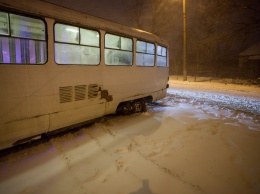 В Днепре из-за снега трамвай сошел с рельсов