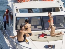 Селена Гомес веселится на яхте с друзьями пока Джастин Бибер переживает расставание (ФОТО)
